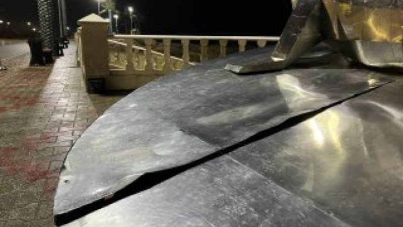 Ақтауда вандалдар итбалықтың мүсінін қиратты