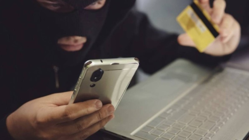 Банк қызметкері қазақстандықтарды 35 миллион тенгеге алдап кеткен