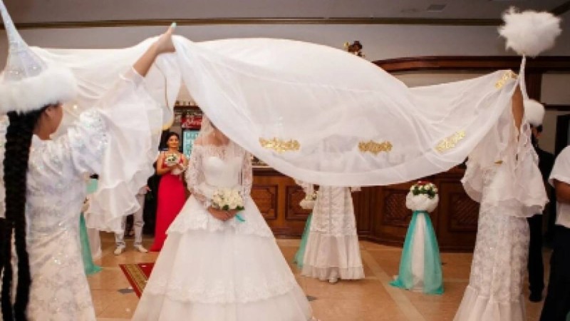 Жас жұбайларға қымбат кілем, алтын-күміс, ыдыс-аяқ әперудің керегі бар ма?