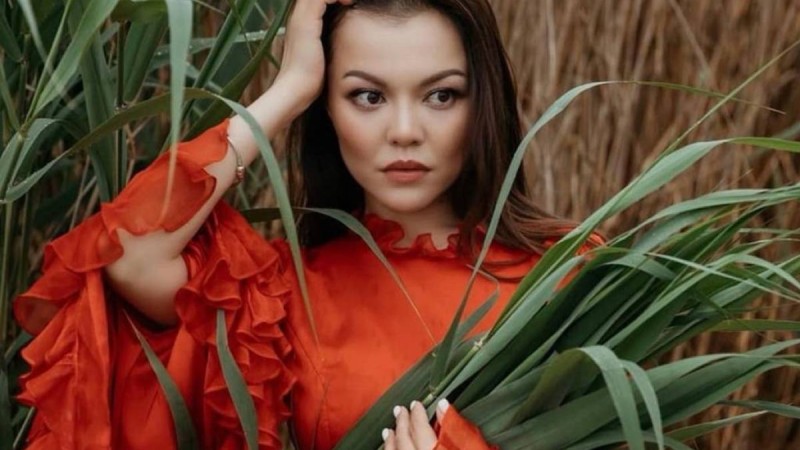 «Сүйісудің атасын көрсететін едік»: Жарқынай күйеуімен ашық сахнаға түскен актрисаға хабарласып, сөз естіп қалған