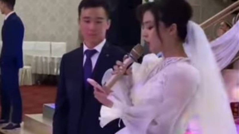 "Нағыз беттен алатын қатын болады": Той үстінде өлең оқыған жас келінге халық сынай қарады