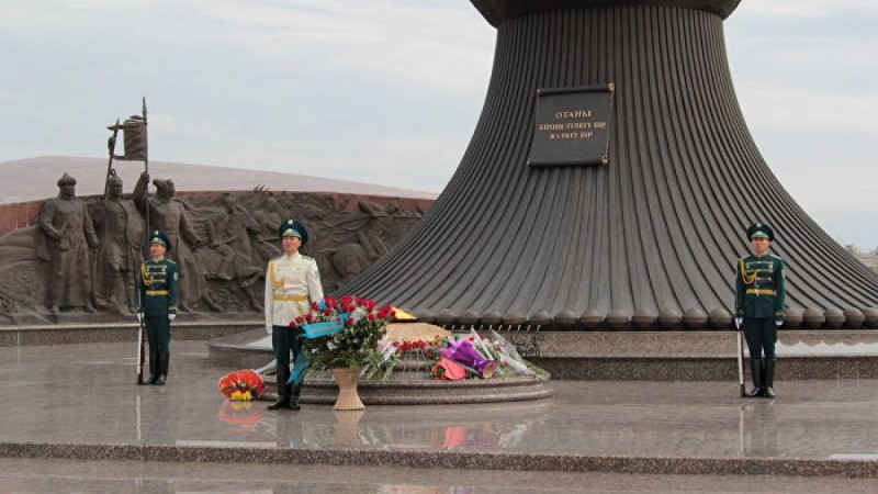 Нұр-Сұлтанда Ресей елшісі гүл шоқтарын қою рәсіміне қатысты