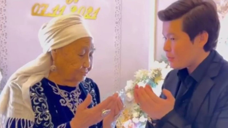 "Жол апатына түскенде тілеуіңді тіледім": Ернар Айдарға бата берген қарт әжеге ел сүйсінді (видео)