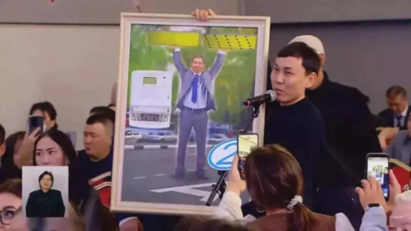 "Сен мен үшін жеккөрінішті болдың": Алматы әкімі өзіне портрет сыйлаған жігіттен кешірім сұрады