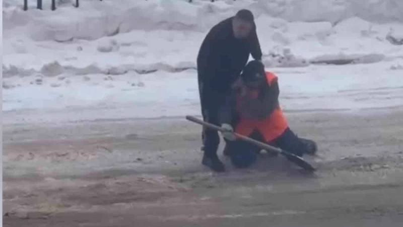 Астанада аула сыпырушыға күш көрсетіп, тізерлетіп кешірім сұратқан ер адам қамауға алынды