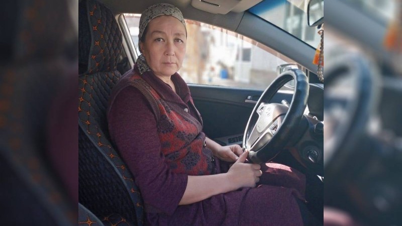 Алматыда бір аяғынан айырылған кейуана такси жүргізіп, бір отбасын бағып отыр