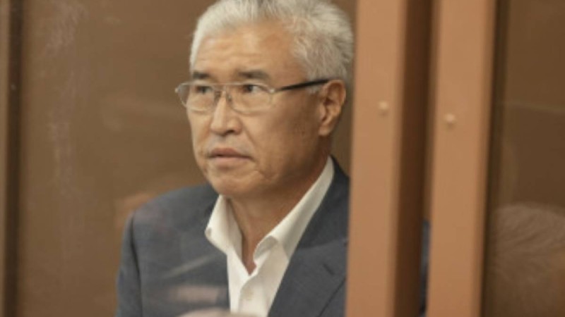 “Бүкіл ел, атақты адамдар отыр” - Арыстанбек Мұхамедиұлы тергеу изоляторындағы өмірімен бөлісті