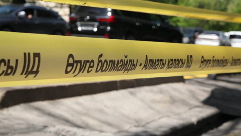 Алматыда полицейлер көшелердің бірін қоршауға алды