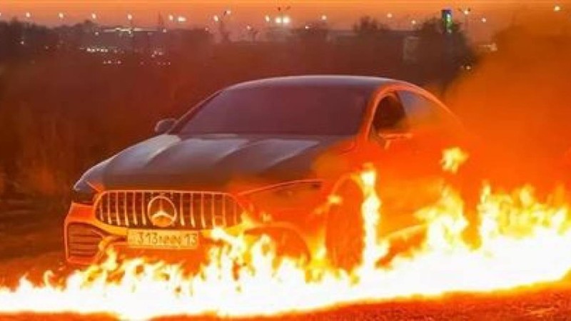 Танымал блогер 90 миллион теңге тұратын қымбат көлігін өртеп жіберді (ВИДЕО)