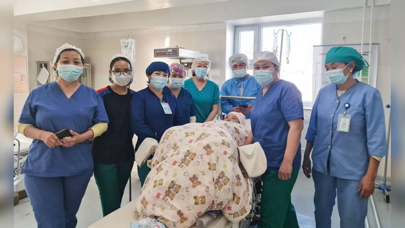 Егіздің анасы үшем туды: әрқайсына мың доллардан жәрдемақы төленеді