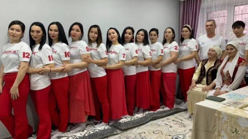 Атырауда тұратын 12 қыз, 1 ұлы бар отбасы жұртты сүйсіндірді
