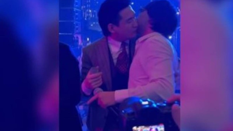 "Араларында бірдеңе бар": Қайрат Нұртас Төреғали Төреәлінің бетінен сүйіп алды (ВИДЕО)