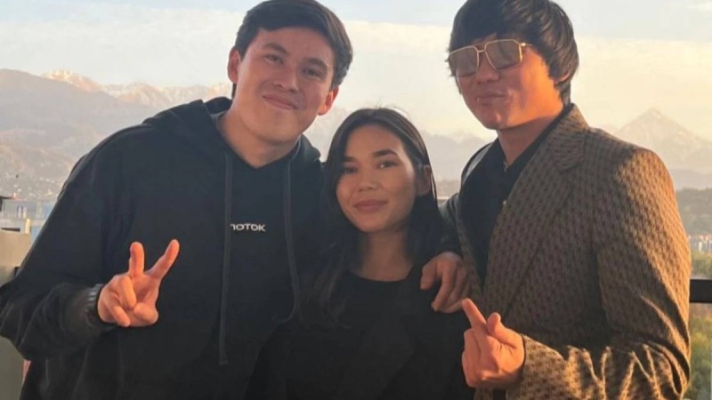 "Құны – 400 мың теңге": Танымал блогер Қайрат Нұртасқа қымбат көзілдірік сыйлады