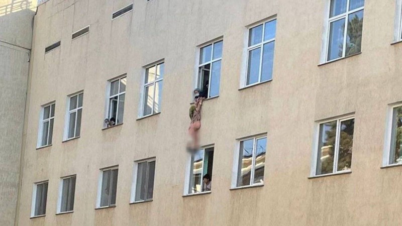 Қаскелеңде үш баласы бар жүкті әйел терезеден секірмек болған