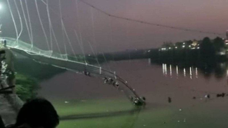 Үндістанда аспалы көпір қирап, 30 адам қаза тапты