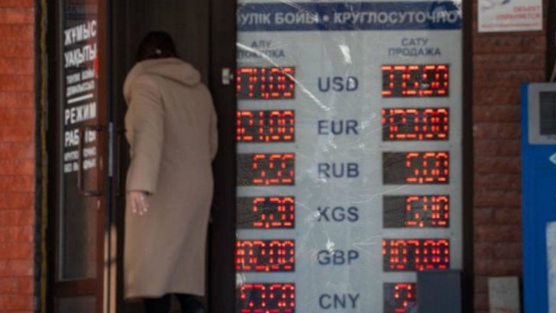 KASE «долларларды тарихи максималды бағаммен сатып алуға" кеңес бермейді - Қазақстан жаңалықтары