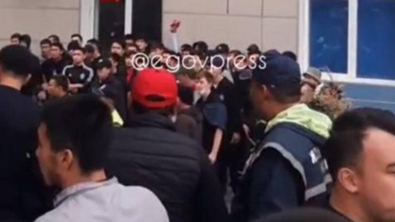 Шымкентте футбол жанкүйерлері жанжалдасып қалды