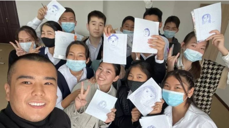 Әлеуметтік желінің "жұлдызына" айналған атыраулық мұғалім туралы не білеміз (фото)