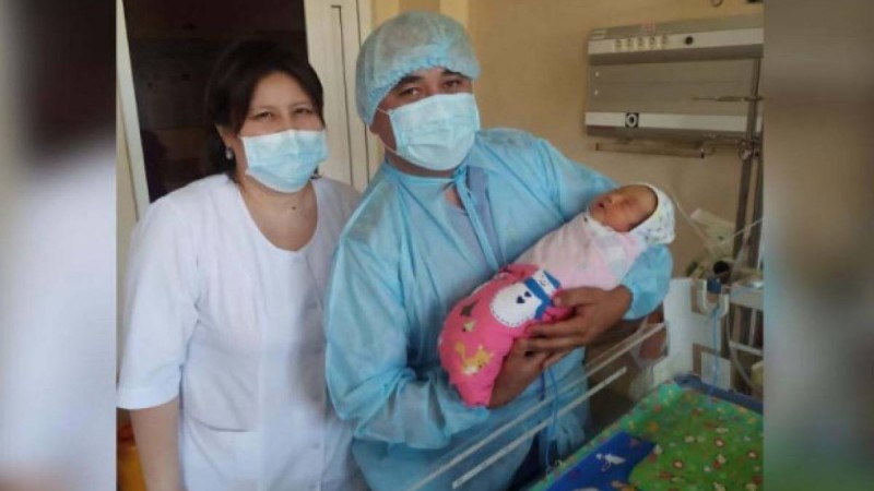 Дәрігер көшедегі әжетханадан табылған сәбидің жағдайы туралы айтты