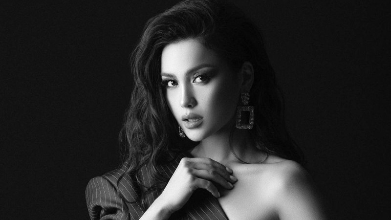 "Хиджабта жүріп екі баламды асырау қиын болды". Ақбота Сейітмағанбет неге орамалын шешкенін түсіндірді