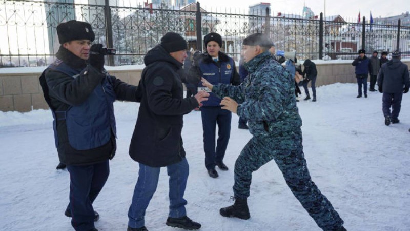 Министрдің орынбасары полиция белсенділерді үйден ұстап әкетпейтінін айтты