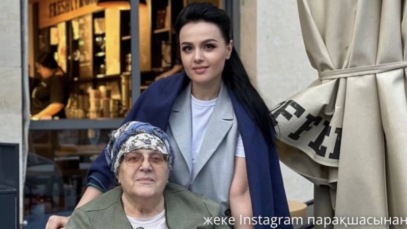 "Аппаратпен демалады, жүрмейді": Анна Данченко анасының жағдайын мәлімдеді