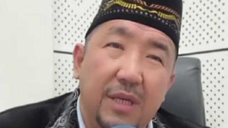 "Ол сауап емес, күнә": Имам анасының аяғын жуып, желіге жүктейтіндерге ескерту жасады