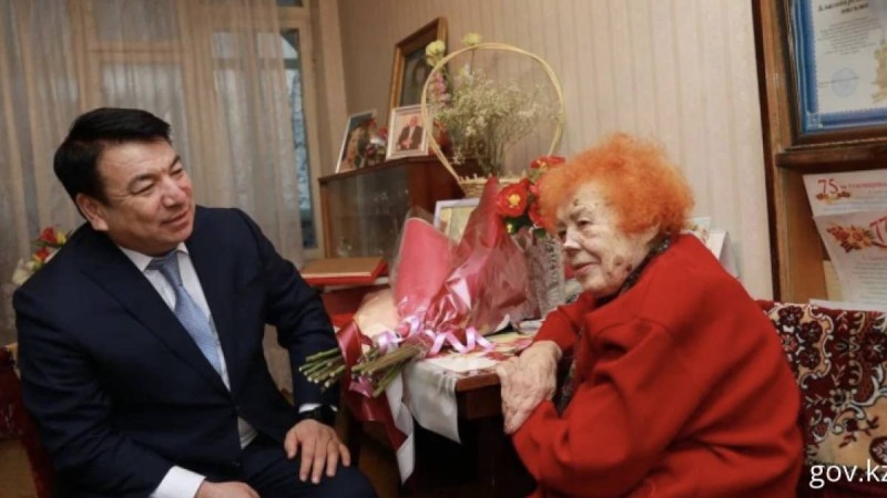 Ғани Бейсембаев 100 жасқа толған Шымкенттік ұстазды мерейтойымен құттықтады