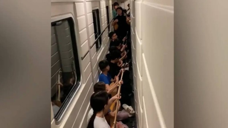 Пойызда домбыра шерткен өнерпаздар жолаушыларды елең еткізді (ВИДЕО)