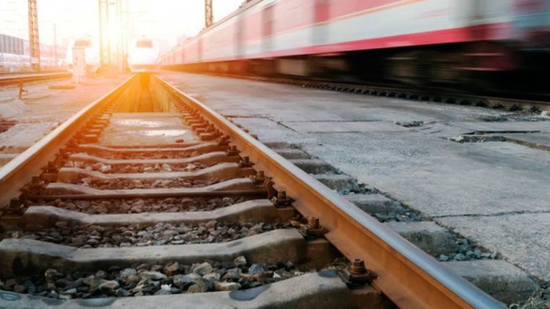 Ақтөбеде селфиге түсіп тұрған қызды поезд басып кетті
Зардап шеккен қызды медициналық жедел жәрдем ауруханаға жеткізгенмен,  таңертең көз жұмды