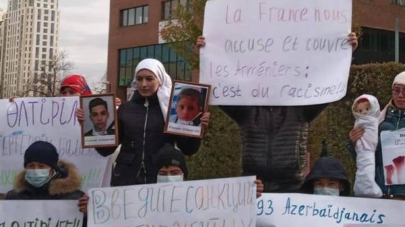 Астанадағы Франция елшілігінің алдында қаза тапқан балалардың портреттерімен акция өтті