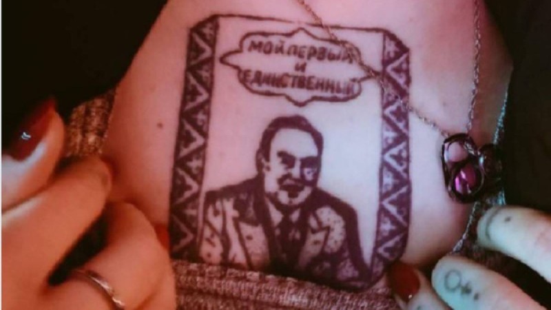 "Ессіз ғашық болған" қазақстандық ару Елбасының суретін денесіне салдырды