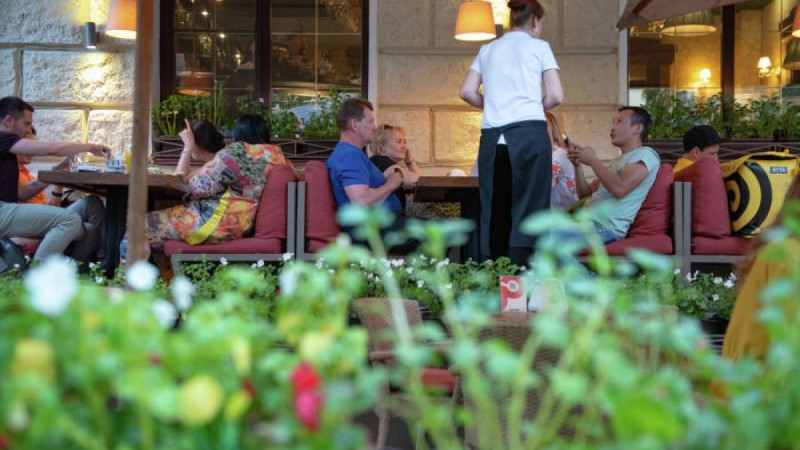 Күн сайын 5 сағат жаяу жүретін даяшыға ерлі-зайыпты көлік сыйлады – видео