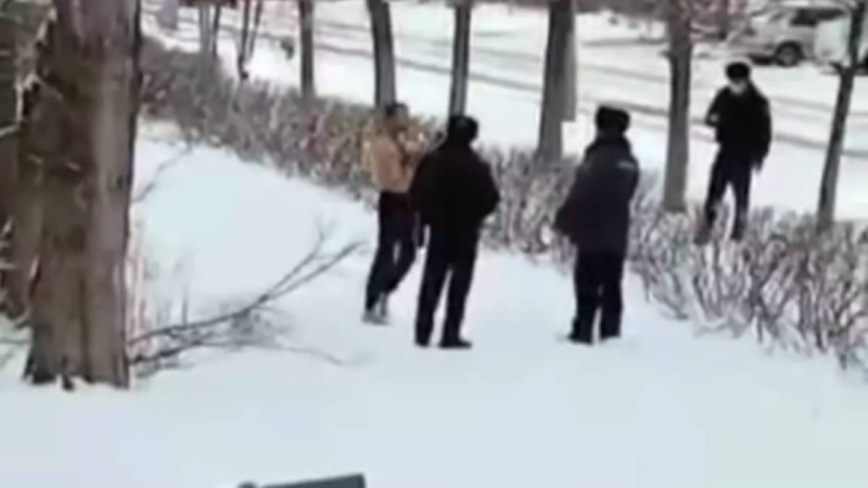 Өскемен көшесінде қан-жоса болып жүрген ер адам жұрттың үрейін ұшырды (видео)