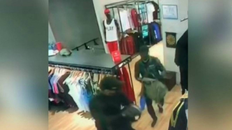 Алматыда екі ер адам түнде 15 бутик мен сән салондарын тонап кеткен - Қазақстан жаңалықтары