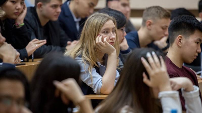 Студент жұмыс іздейді: білім алып жүріп, қалай ақша табуға болады