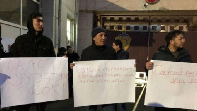 Митинг: Қырғыздар Кемпір-Абад су қоймасын Өзбекстанға беруге қарсы болып жатыр