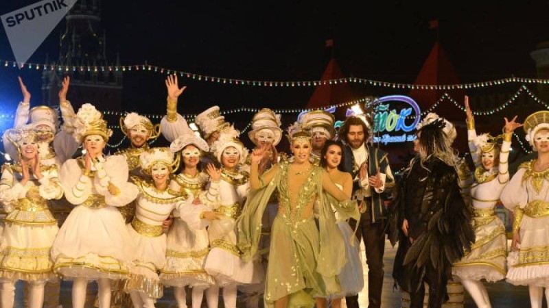 Мәнерлеп сырғанаушылар Қызыл алаңда мұз айдынын ашты