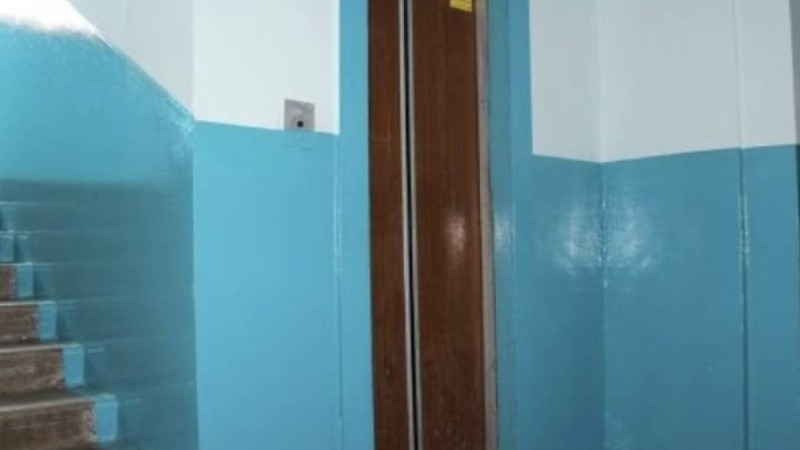 Лифт істемеген: Оралда зейнеткер әйел 8-қабатқа жаяу көтеріліп, көз жұмды