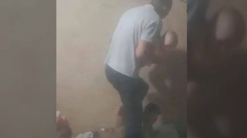 «Баланы бақыртып тепкілеп жатыр»: Желіде тағы бір сұмдық видео тарады