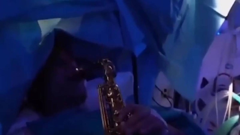 9 сағаттық миға жасалған отада науқас саксафонда ойнап жатқан (видео)