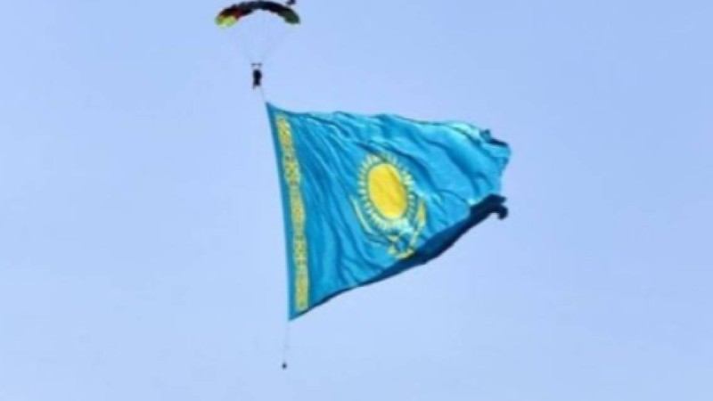 Алматы аспанында Қазақстанның ең үлкен туы желбіреді