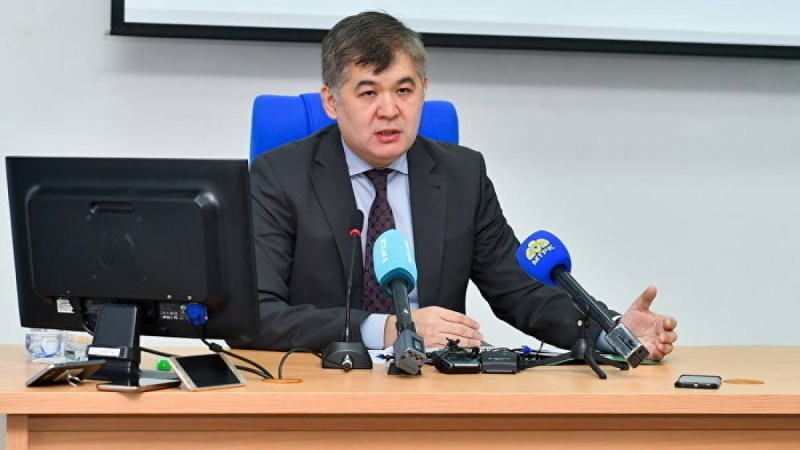 Қазақстанның министрлері тізерлеп отырып, арнайы курстан өтті