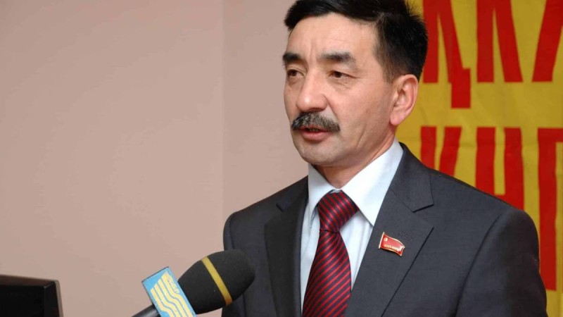 Жоғары жақ президенттен бастап бәрі қазақша сөйлеуі керек! – Жамбыл Ахметбеков