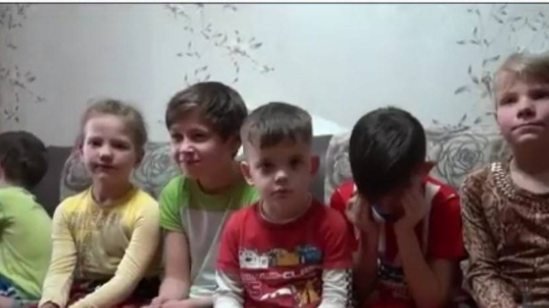 "Бір төсекте үшеуден ұйықтайды": Оралда кішкентай пәтерде өмір сүретін көп балалы отбасы баспанаға зәру - Қазақстан жаңалықтары