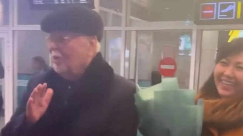 Асанәлі Әшімовті көпшілік әуежайдан қошеметпен күтіп алды (видео)