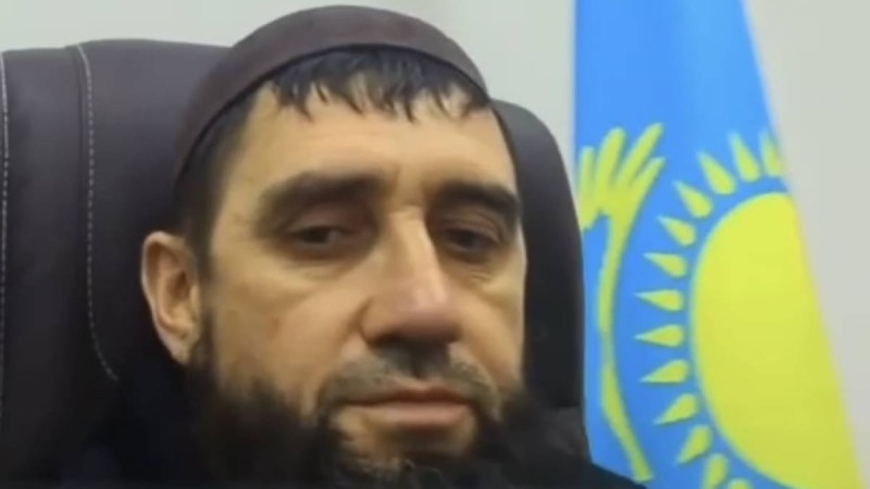 Әкімнің креслосында отырып әзілдеген блогер көптің ашуына тиді (фото)