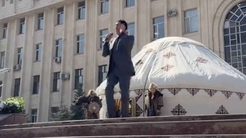 «Мас екен деп қалдым»: Құдайберген Бекіш ән айтамын деп күлкіге қалды