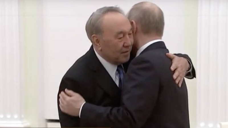 Назарбаев Путинмен құшақтап тұрып амандасты - Қазақстан жаңалықтары
