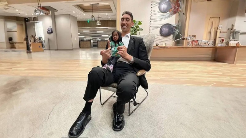 Әлемдегі ең ұзын және ең қысқа адам кездесті